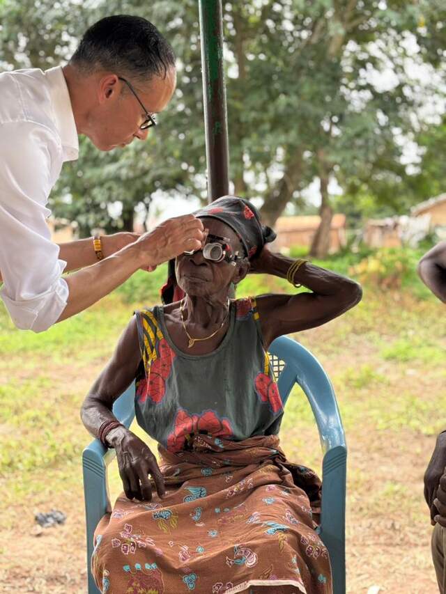 Vrouwen krijgt een visueel hulpmiddel aangemeten