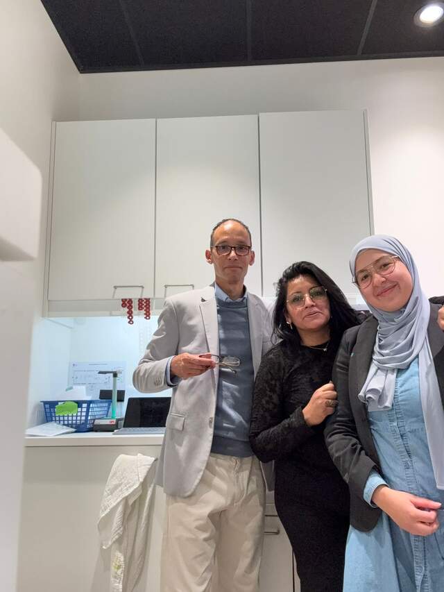 Team opticiens slijpt brillen voor Ghana missie